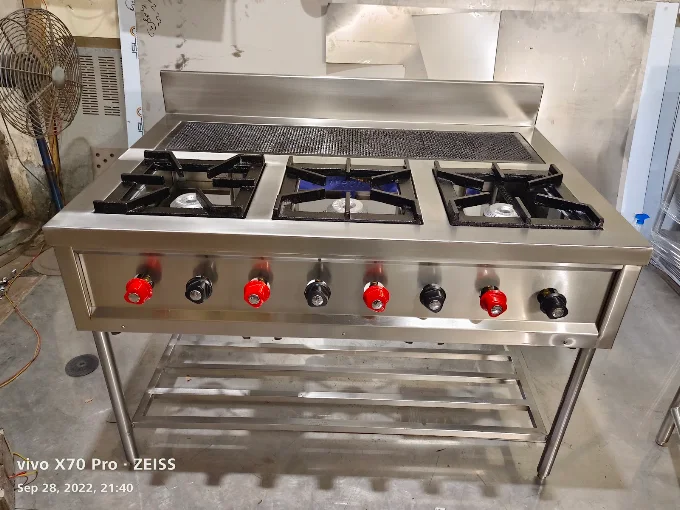 COMMERCIAL THREE BURNER GAS STOVE